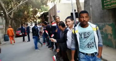 فيديو..الشباب يتصدرون المشهد أمام مدرسة طلعت حرب أخر أيام الاستفتاء