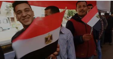 فيديو.. طابور للشباب أمام لجنة مدرسة الفردوس فى الجمالية