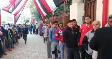 فيديو.. أطول طابور للشباب المشاركين فى الاستفتاء أمام لجان باب الشعرية