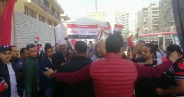 فيديو..على نغمات المزمار البلدى.. طوابير الشباب أمام الجامعة العمالية