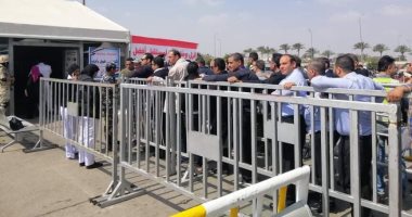 إقبال العاملين بالطيران المدنى والركاب على لجان بالمطار للمشاركة بالاستفتاء