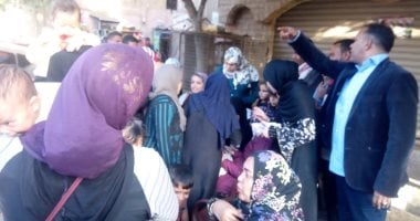 صور.. توافد عمال مصانع الشرابية على لجان الاستفتاء فى يومه الثالث