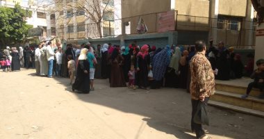 "طوابير ومسيرات ومساعدة الغير"..الشباب يتصدرون المشهد ثالث أيام الاستفتاء 