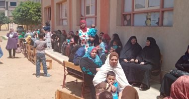 صور.. طوابير للسيدات أمام اللجان فى ثالث أيام الاستفتاء بسوهاج