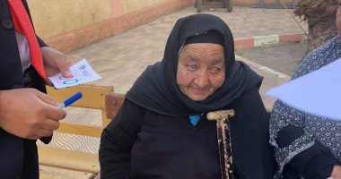 مسنة ضريره تدلى بصوتها فى الاستفتاء على التعديلات الدستورية بدمياط 