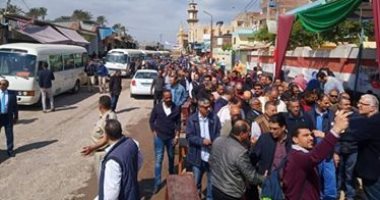  أهالى الزاوية الحمراء ينظمون مسيرة حاشدة للمشاركة بثالث أيام الاستفتاء