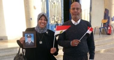 غابت أجسادهم وحضرت صورهم.. أسر الشهداء يحملون صور ذويهم بلجان الاستفتاء