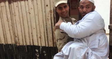 القضاة يساعدون كبار السن وذوى الاحتياجات الخاصة على التصويت فى الاستفتاء  