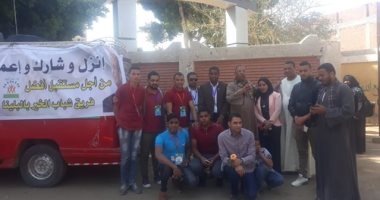أهالى البلينا بسوهاج يشاركون فى الاستفتاء على التعديلات الدستورية بالورود