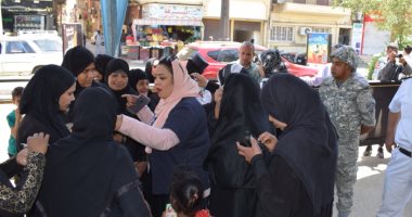 صور.. ملحمة وإقبال كبير لسيدات الأقصر منذ الصباح الباكر أمام لجان الاستفتاء 