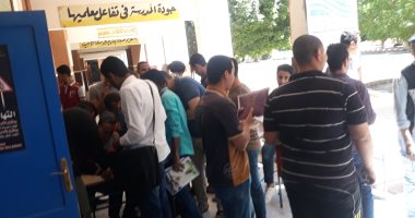 صور.. طلاب جامعة الأزهر يتوافدون على لجنة المغتربين بقنا للتصويت على الدستور 