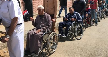 فيديو.. مع مصر لأخر العمر..  مواطنون على كراسى متحركة أمام لجان الاستفتاء بالقاهرة