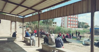 صور .. مراكب تحمل أهالى جزيرة العزبى للإدلاء بأصواتهم فى الاستفتاء بدمياط