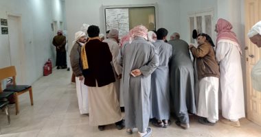 صور.. إقبال كبير من المواطنين على لجان الاستفتاء بالقرى فى مطروح