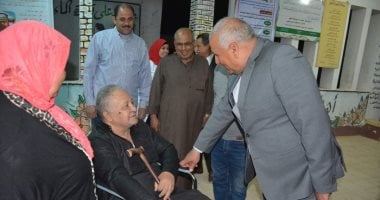 صور.. محافظ الوادى الجديد يمنح ناخب رحلة عمرة لحرصه على المشاركة رغم إعاقته