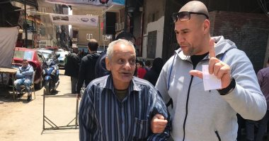 متكئا على عكازه.. حكاية عم سيد رضوان يتحدى مرضه ويشارك فى الاستفتاء.. صور 