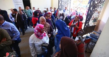 احتشاد المواطنين أمام لجان الاستفتاء على تعديل الدستور بالدقى  