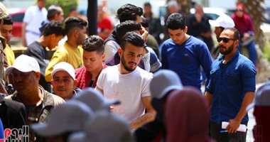 الشباب فى مقدمة الصفوف أمام لجان الاستفتاء فى اليوم الثالث