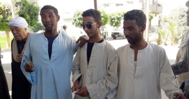 3 أشقاء فاقدى البصر يدلون بأصواتهم فى الاستفتاء على التعديلات الدستورية بقنا