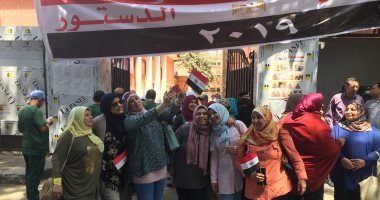 المواطنون يلتقطون سيلفى عقب التصويت بالاستفتاء أمام لجان الزمالك