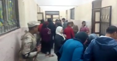 فيديو.. احتشاد مئات المواطنين فى طوابير أمام لجان القاهرة خلال الاستفتاء