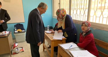 صور.. عمرو موسى وزوجته يدليان بصوتيهما فى الاستفتاء على تعديلات الدستور
