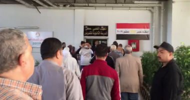 فيديو ..حشود ضخمة من المواطنين أمام لجان الاستفتاء بشركة الأدوية بمعهد ناصر