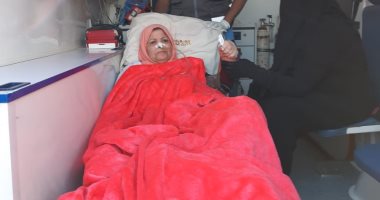 سيدة ستينية تدلى بصوتها بالاستفتاء من سيارة إسعاف بالعاشر من رمضان