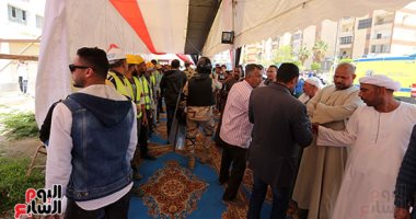 فيديو ..عشرات المواطنين يحتشدون أمام مدرسة سيزا نبرواى بالتجمع فى ثالث أيام الاستفتاء