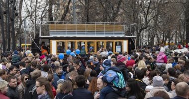 يحتفل بعيد ميلاده الـ120.. تعرف على مهرجان الترام فى روسيا.. صور
