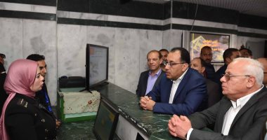 صور.. رئيس الوزراء يتفقد المركز التكنولوجى لخدمة المواطنين بحى المناخ ببورسعيد