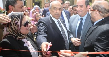 صور.. وزير الزراعة يفتتح معرضا لبيع المنتجات الغذائية بأسعار مخفضة