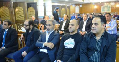 مدحت العدل ووليد سعد وعزيز الشافعى أول الحاضرين لعزاء والدة هشام عباس 