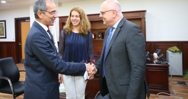 وزير الاتصالات يبحث مع وفد البنك الدولى زيادة انتشار الإنترنت فائق السرعة  