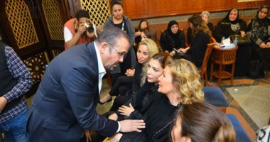 يسرا وأصالة وخالد جلال وحماقى فى عزاء والدة هشام عباس