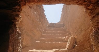 اكتشاف مقبرة تعود للعصر اليونانى الرومانى غرب أسوان بداخلها أقنعة ذهبية