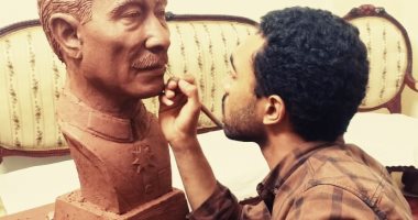 صور.. طالب بجامعة أسيوط يصمم تمثالا لمحمد أنور السادات بذكرى تحرير سيناء