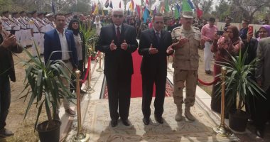 صور.. محافظا شمال سيناء والغربية يضعان إكليل الزهور على قبر الجندى المجهول
