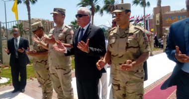 صور.. محافظ جنوب سيناء يضع إكليل الزهور على النصب التذكارى