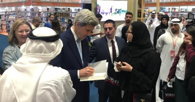 فى معرض أبوظبى للكتاب 2019.. جون كيرى وزير الخارجية الأمريكى الأسبق: الحرب على العراق كانت خطأ.. الحكومة الأمريكية لديها كثير من الأكاذيب.. ويؤكد: يمكن لـ "الشرق الأوسط" أن تصبح الأغنى بسبب الأديان.. صور وفيديو