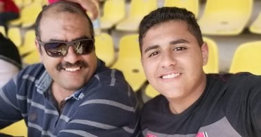 عشرى يشارك بصوره له مع والده.. ويؤكد: علمنى الصدق والتواضع
