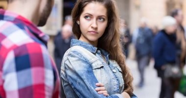 حاجات غير الشكل تجذب الرجل للمرأة.. الخجل والعفوية أبرزها