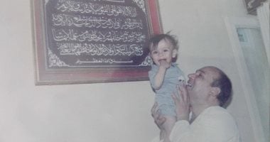 محمد يشارك بصورة مع والده.. ويؤكد:علمنى الصدق والأمانة