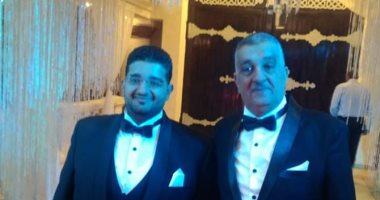 كريم يشارك بصورة مع والده .. ويؤكد: "علمنى الرجولة"