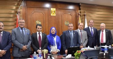 رئيس جامعة بنى سويف يكرم أستاذين لحاصولهما على جائزة الدولة التشجيعية 