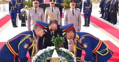السيسي يضع إكليلا من الزهور على نصب الجندى المجهول فى ذكرى تحرير سيناء