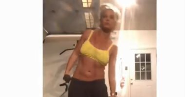 بريتنى سبيرز تواجه الاكتئاب بتمرينة "كتف" ورقصة.. فيديو وصور