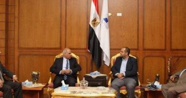 رئيس جامعة كفر الشيخ يبحث ضوابط المنح الدراسية لطلاب البحث العلمي