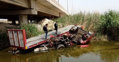 قوات الحماية المدنية تنقذ شخصين بعد سقوط سيارتهم فى ملاحات الإسكندرية..صور