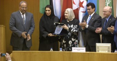 وزراء الشباب والرياضة العرب يكرمون جواهر القاسمى تقديراً لمنجزاتها 